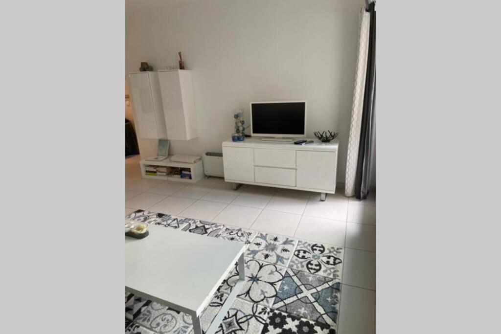 App Le Rocazur Avec Piscine Et Parking En Bord De Mer A 500M Du Centre Ville 멍똥 외부 사진